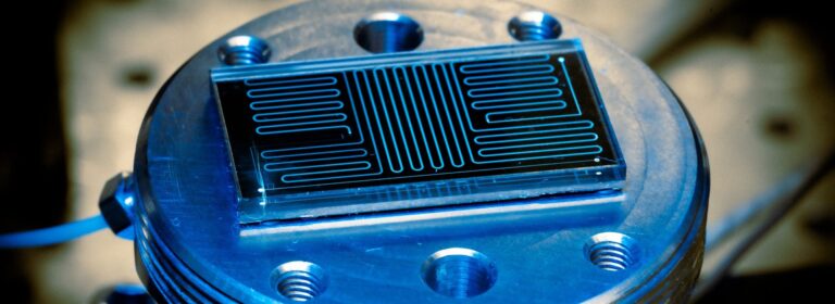 microfluidic chip for testing oil and gas mmp